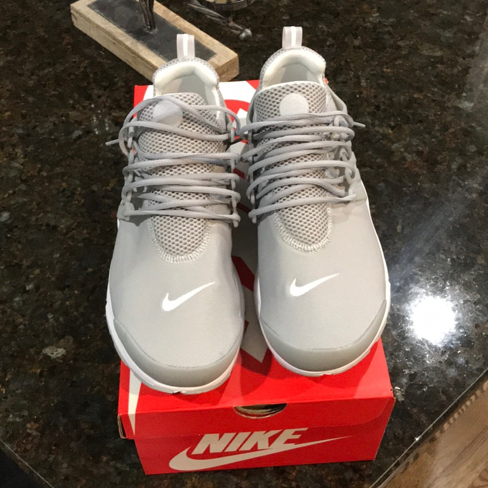 Wolf grey Nike prestos